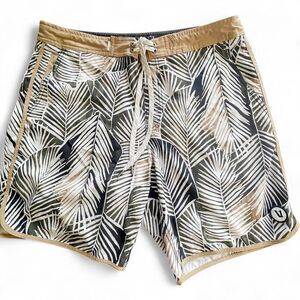 Vuori Men's Cruise Boardshort in Wheat Fronds Size 32